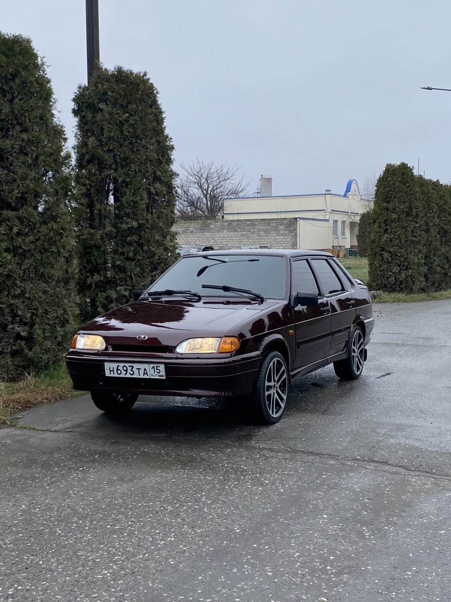 Продаю ваз 2115 2011года пробегом 150тыс без серьезных аварий в машину