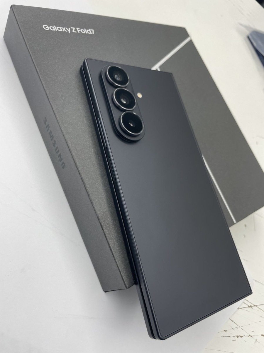 Самсунг Фолд 7 (очень тонкий складной смартфон)