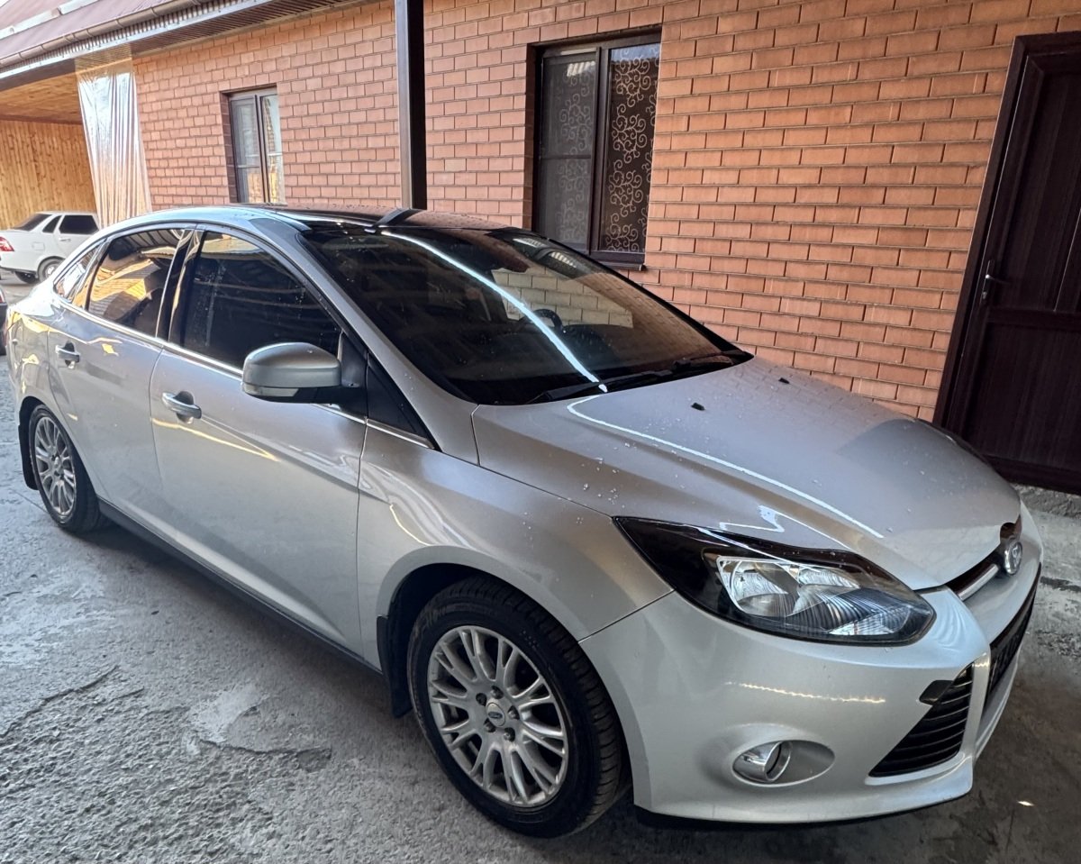 Форд 3 2011 год, 2л, титаниум, автомат, не битый, окрасы есть, пробег