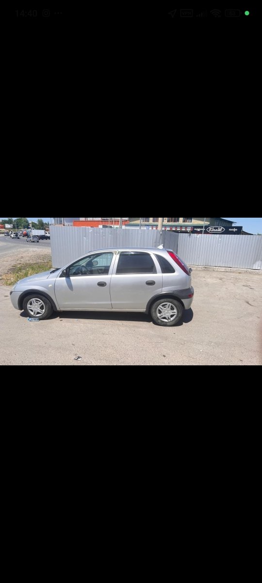 Opel corsa 1.0 литров 2001 года.