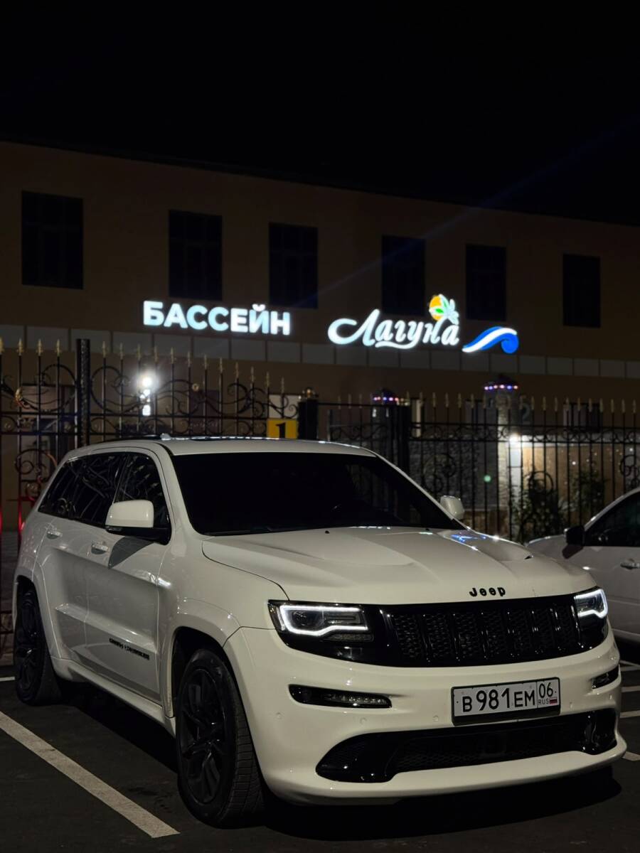 В продаже JEEP GRAND CHEROKEE SRT 2013 года выпуска.