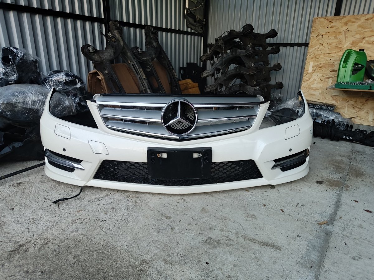 Передний бампер на Mercedes w204